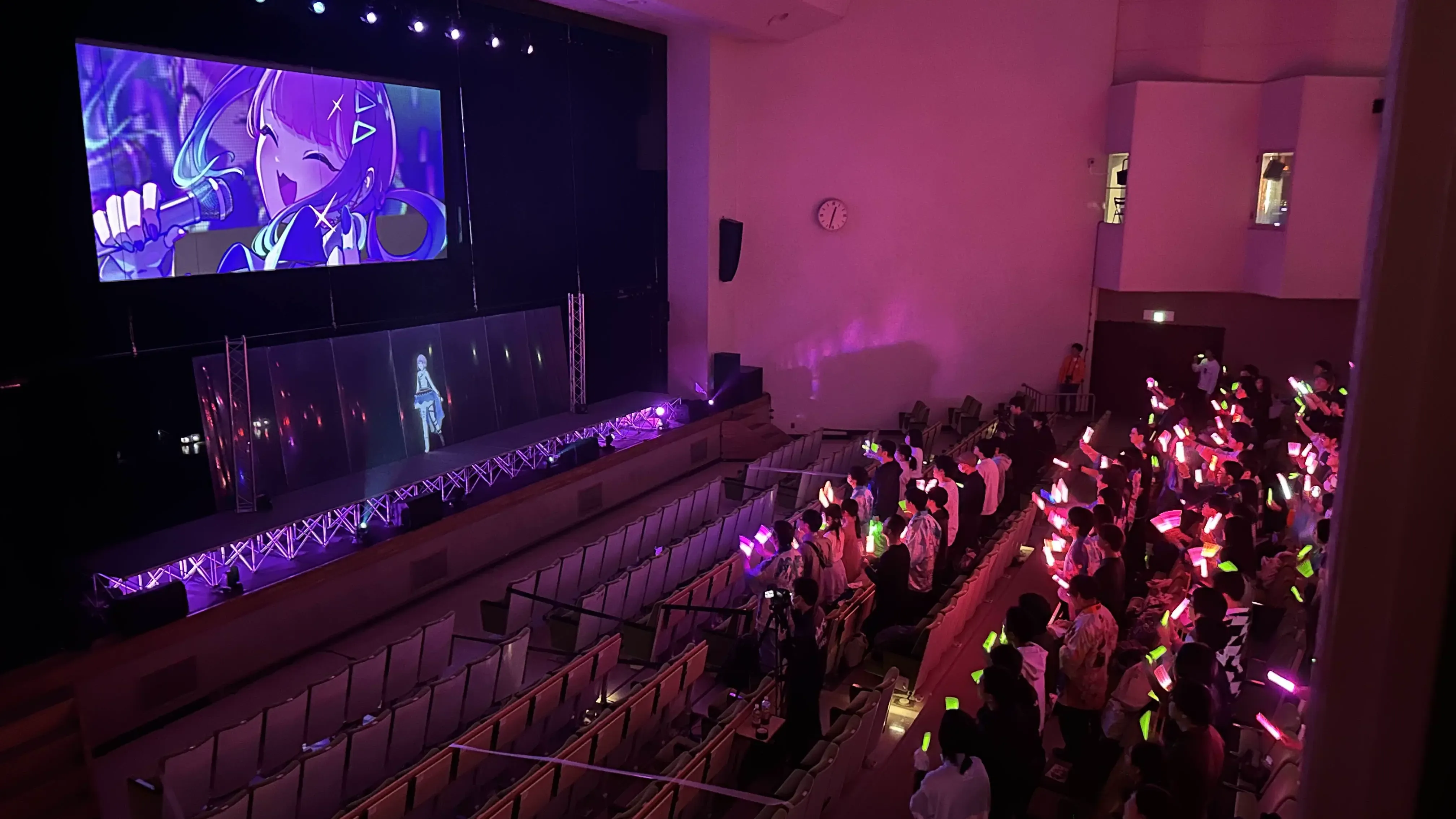 講堂ライブの様子。本番では数百人が一堂に会します。